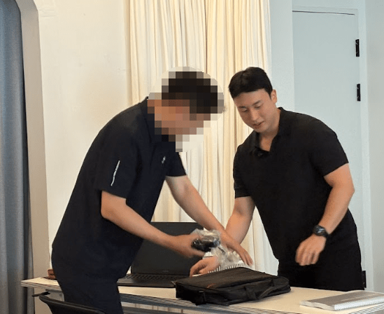 노트북 전달 장면